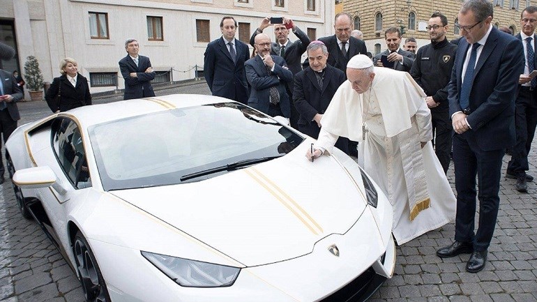 Η Lamborghini του Πάπα Φραγκίσκου πουλήθηκε έναντι 715.000 ευρώ σε δημοπρασία στο Μονακό