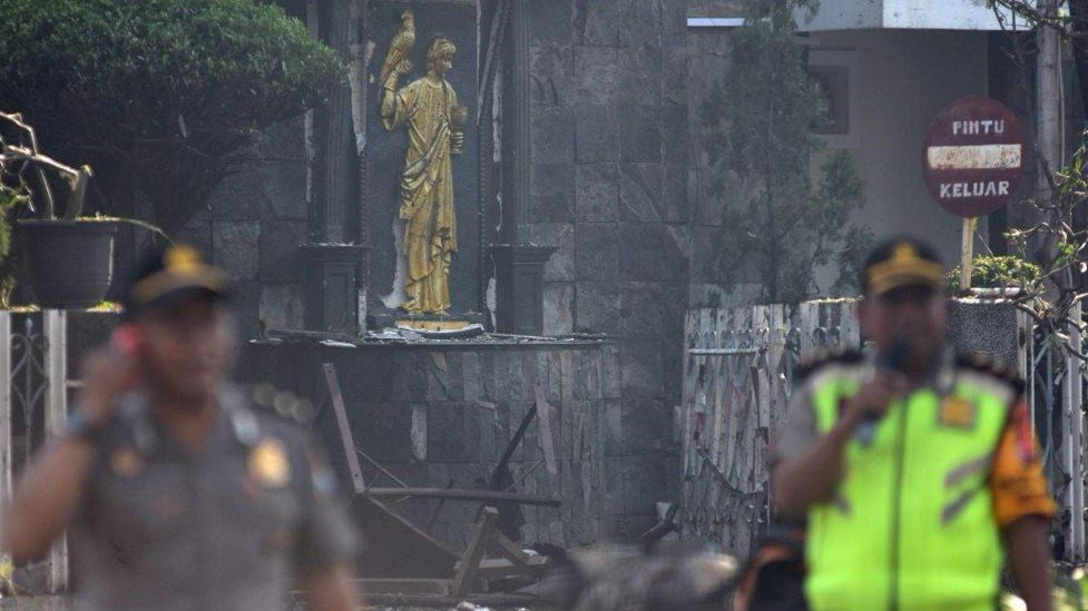 Έξι νεκροί από τις βομβιστικές επιθέσεις σε τρεις εκκλησίες στην Ινδονησία