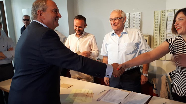 Ψήφισε στις εσωκομματικές εκλογές της ΝΔ ο Κώστας Καραμανλής – ΦΩΤΟ