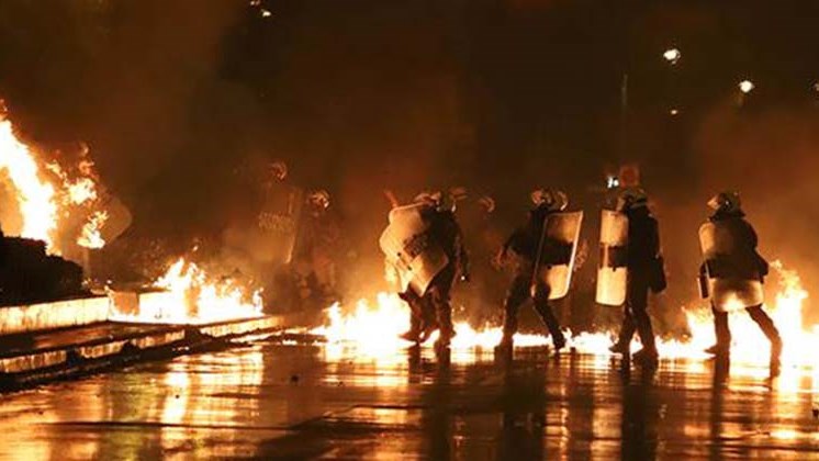 ΒΙΝΤΕΟ ντοκουμέντο από την επίθεση με μολότοφ κοντά στο σπίτι του Αλέκου Φλαμπουράρη στα Εξάρχεια