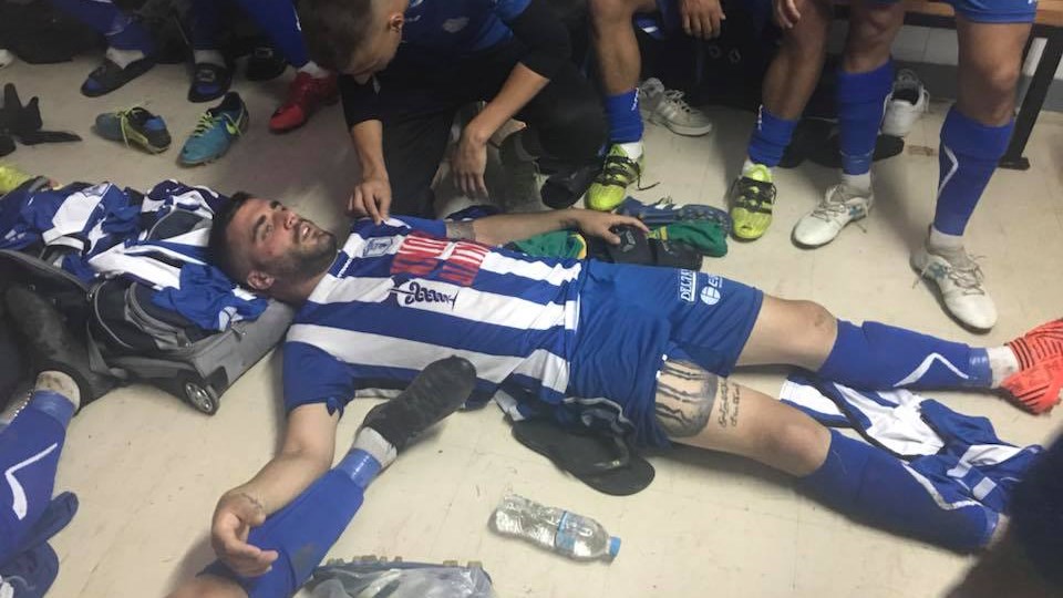 Σε… ρινγκ μετατράπηκε αγωνιστικός χώρος  – Ο διαιτητής διέκοψε το παιχνίδι – ΦΩΤΟ