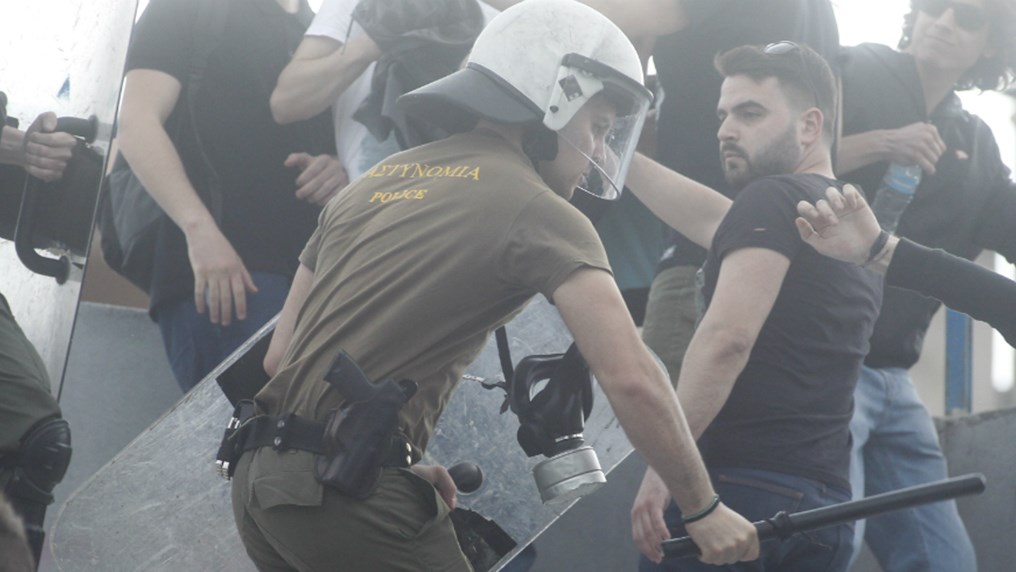 Άγριο ξύλο στο “Ελ Πάσο” – Tα ΜΑΤ συγκρούστηκαν με οπαδούς – ΦΩΤΟ