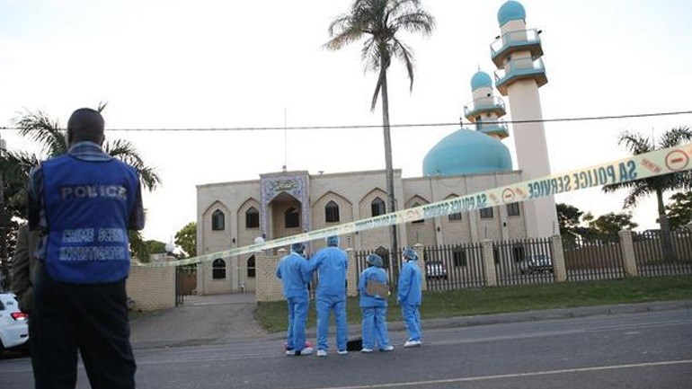 Νότια Αφρική – Πυροτεχνουργοί ερευνούν το τέμενος όπου διαπράχθηκε θανάσιμη επίθεση με μαχαίρια