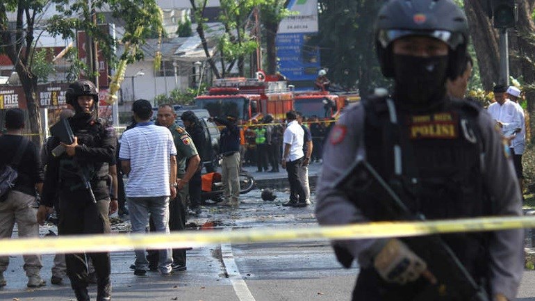 Ινδονησία – Τουλάχιστον ένας νεκρός από έκρηξη στο αρχηγείο της αστυνομίας στη Σουραμπάγια
