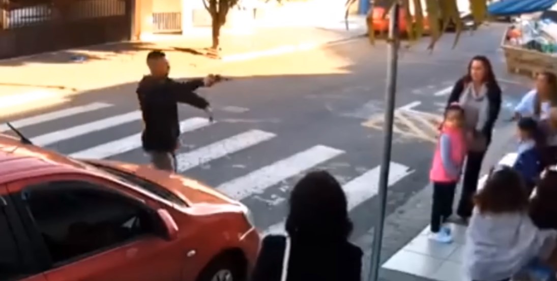 Ένοπλος ληστής επιτέθηκε σε μητέρες με τα παιδιά τους – Για κακή του τύχη μία εξ αυτών ήταν αστυνομικός – ΒΙΝΤΕΟ