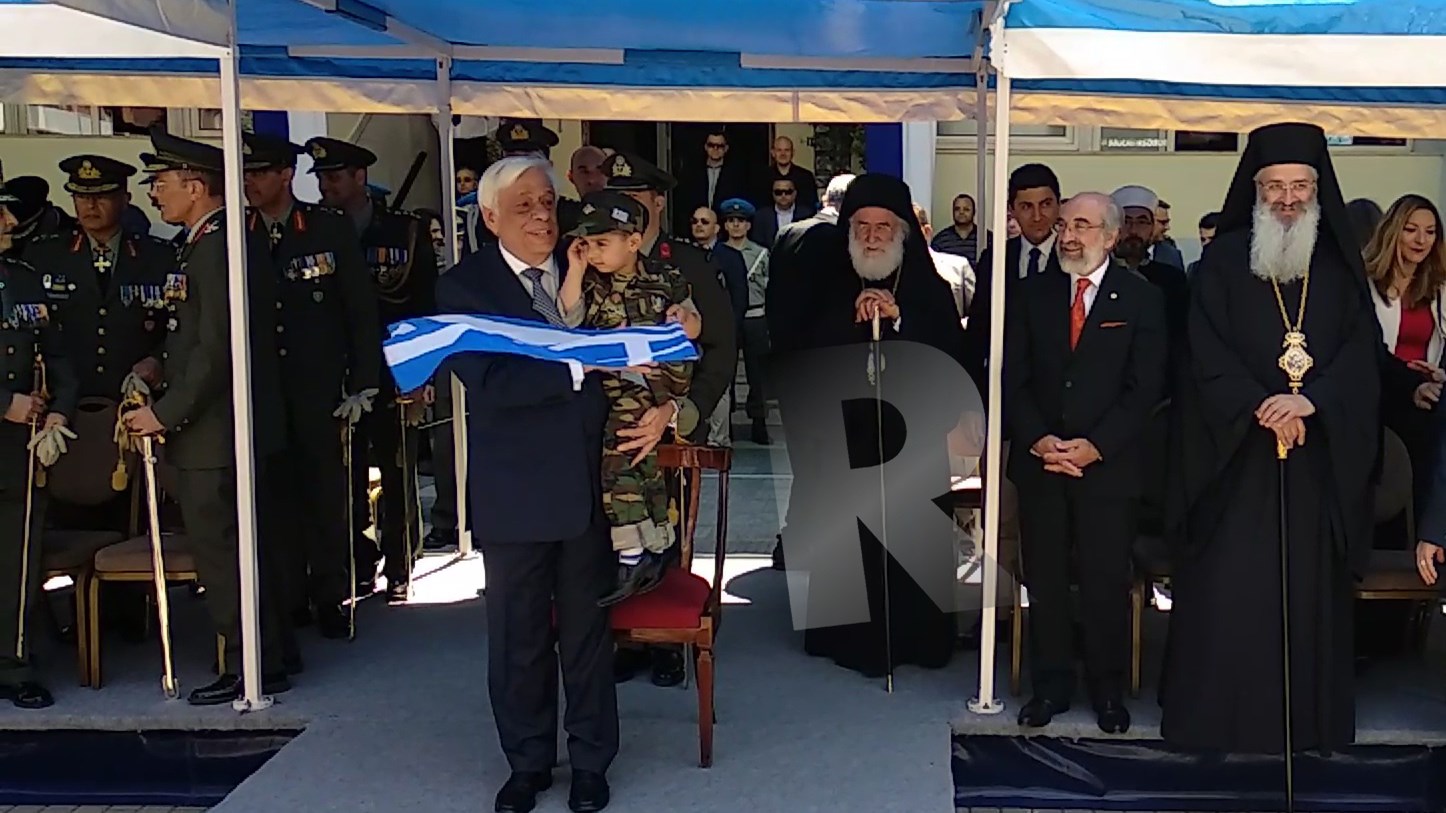 Η αγκαλιά του Προέδρου της Δημοκρατίας σε έναν μικρό «στρατιώτη» στην Αλεξανδρούπολη – ΦΩΤΟ