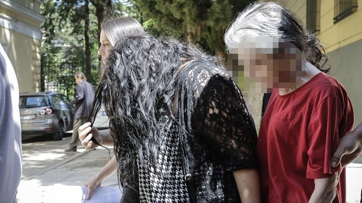 Πέταξε το εγγόνι της στα σκουπίδια γιατί φοβήθηκε “τι θα έλεγε ο κόσμος” – Τι είπε και “άδειασε” την 19χρονη