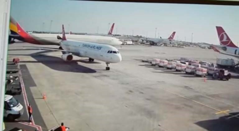 Σύγκρουση αεροπλάνων στο αεροδρόμιο της Κωνσταντινούπολης – ΒΙΝΤΕΟ