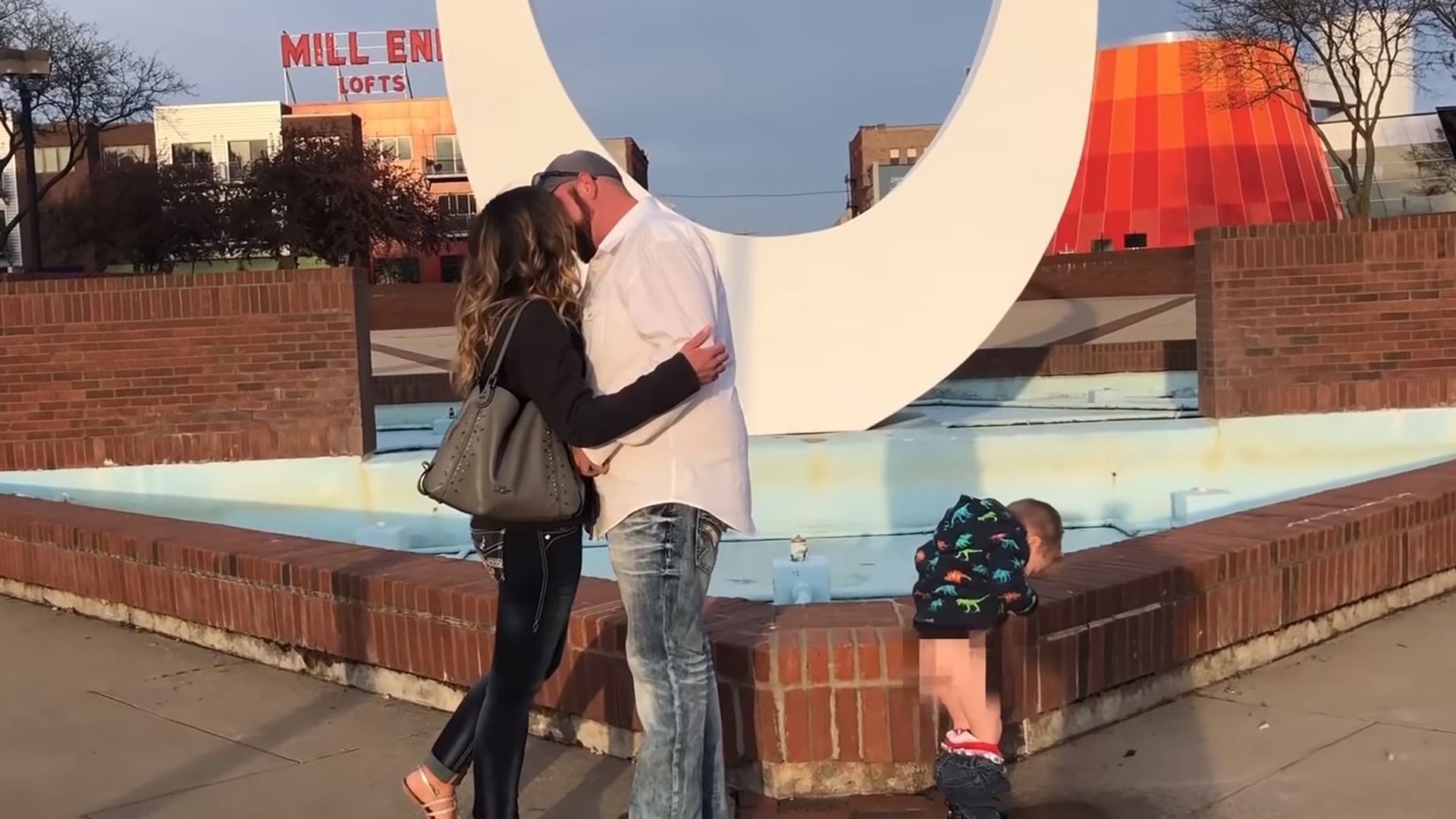 Η πρόταση γάμου τους έμεινε αξέχαστη – Δείτε τι έκανε ο γιος τους – ΒΙΝΤΕΟ