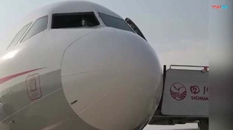 Τρόμος στον αέρα για 119 επιβάτες – Έσπασε το τζάμι και… ρούφηξε τον πιλότο – ΦΩΤΟ – ΒΙΝΤΕΟ