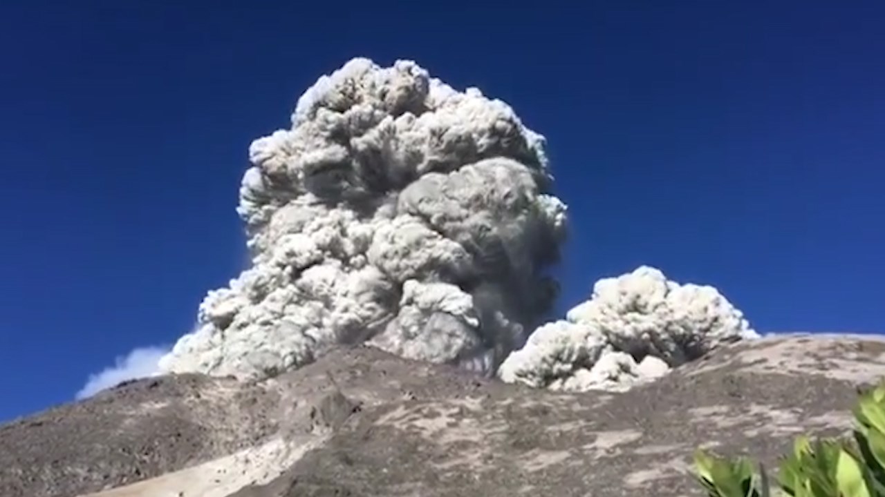 Ορειβάτες έφτιαχναν πρωινό όταν εξερράγη το ηφαίστειο – ΒΙΝΤΕΟ