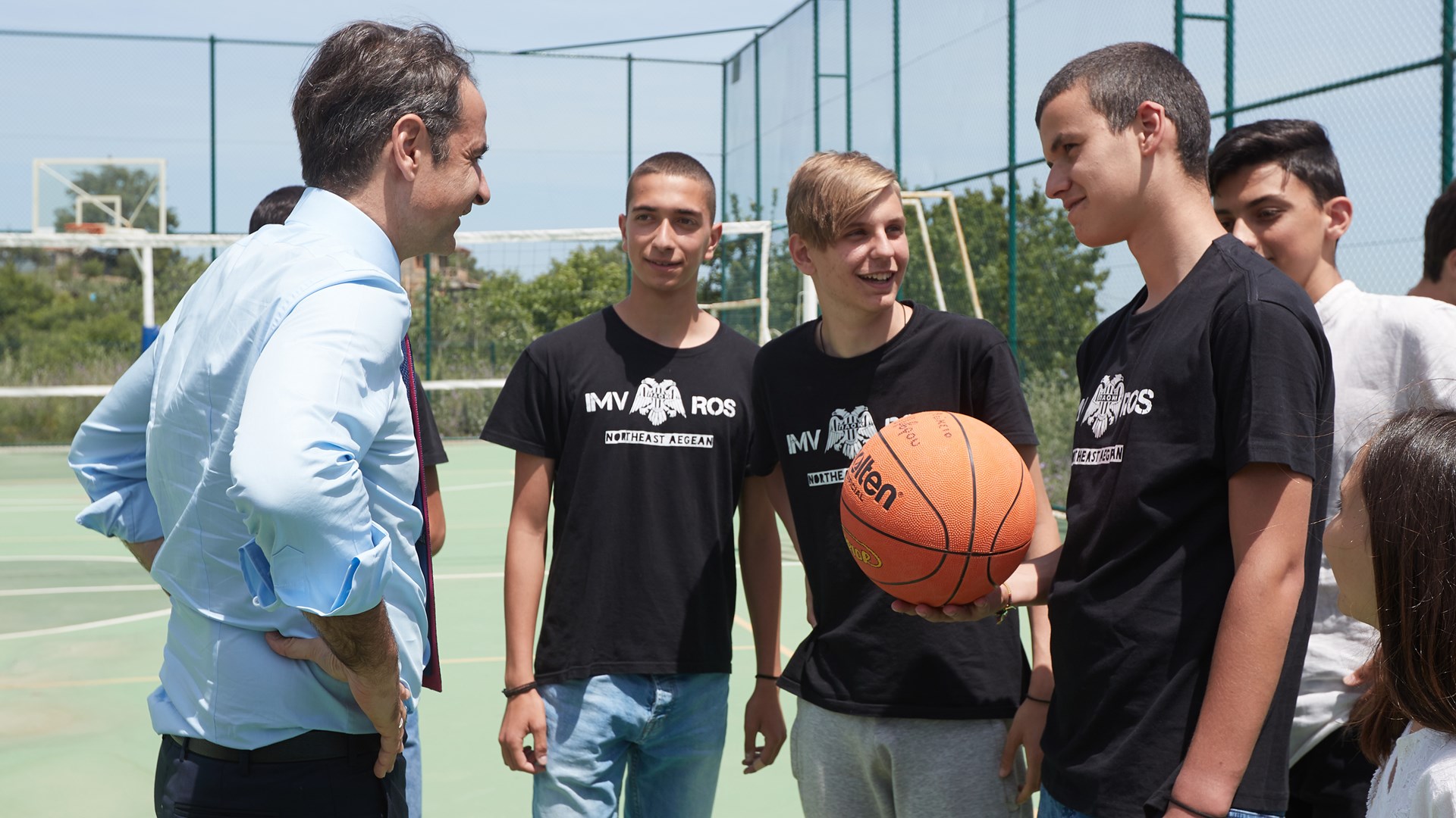 Τα σουτάκια του Μητσοτάκη στην Ίμβρο και η βόλτα με τον Οικουμενικό Πατριάρχη – ΦΩΤΟ