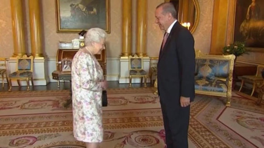Ο Ερντογάν στο Μπάκιγχαμ – Η συνάντηση με τη Βασίλισσα Ελισάβετ και τον Πρίγκιπα Κάρολο – ΦΩΤΟ