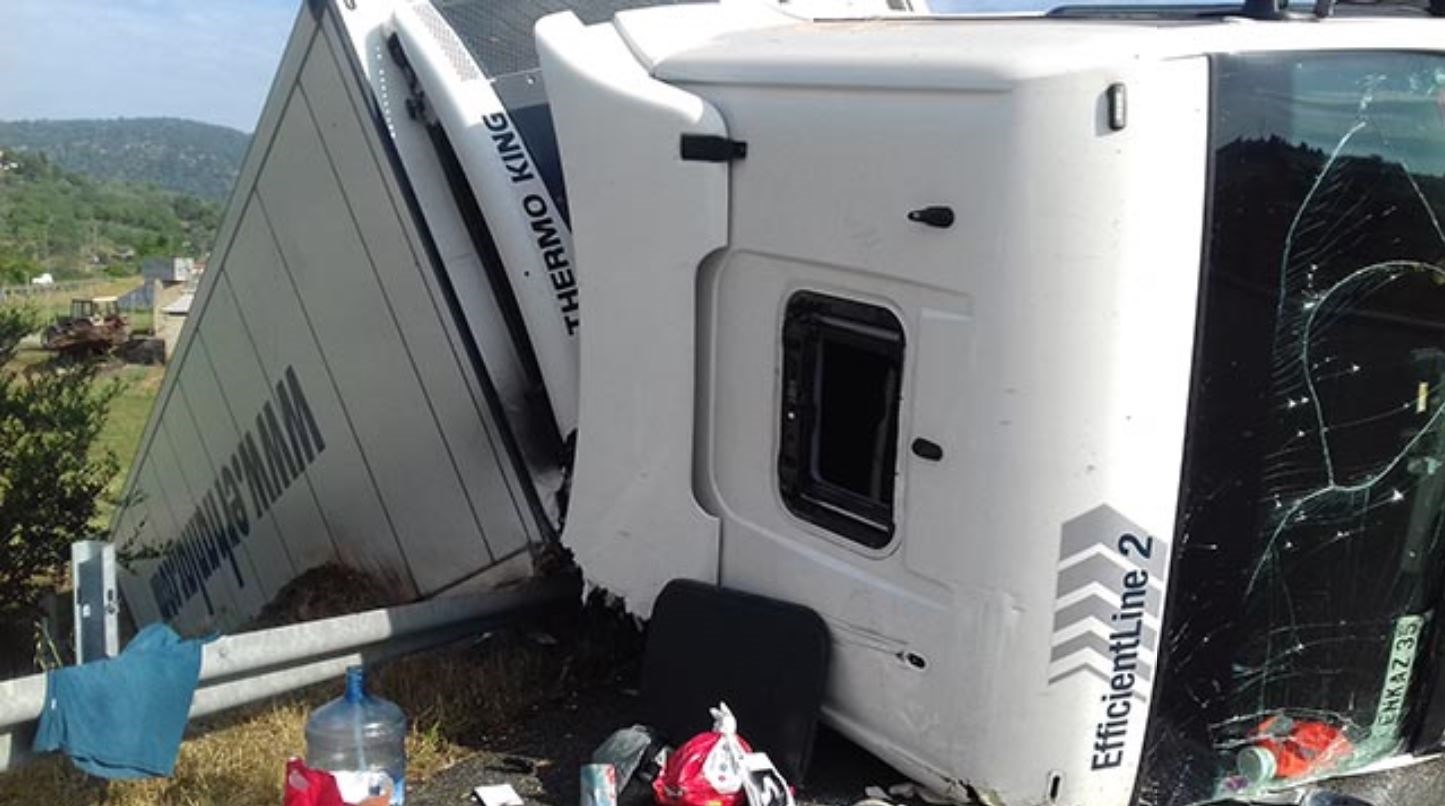 Ανατροπή νταλίκας στην Ιόνια Οδό – Σώθηκε από θαύμα ο Τούρκος οδηγός – ΦΩΤΟ