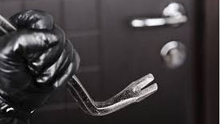 Μπήκαν με κασμάδες στο σπίτι του δημάρχου