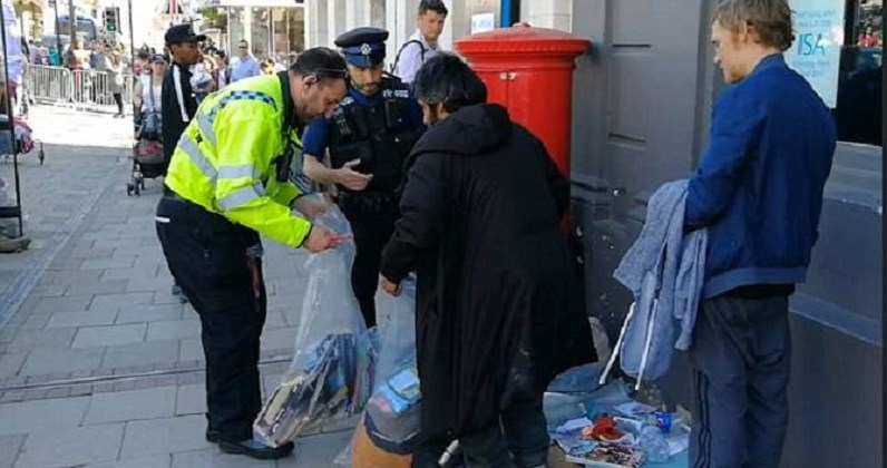 “Πυρετός” προετοιμασιών για τον βασιλικό γάμο – Αστυνομικοί απομακρύνουν τους αστέγους – ΒΙΝΤΕΟ