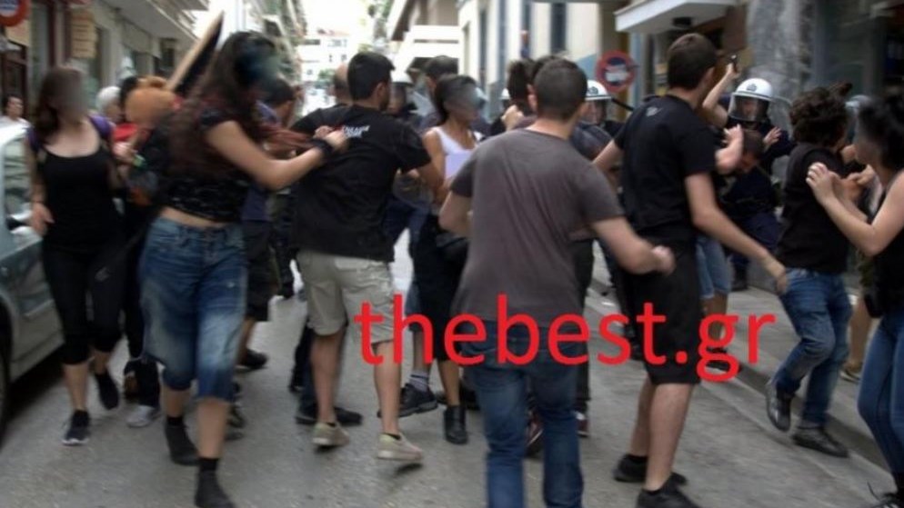 Ένταση και χημικά έξω από συμβολαιογραφείο στην Πάτρα – ΒΙΝΤΕΟ – ΦΩΤΟ