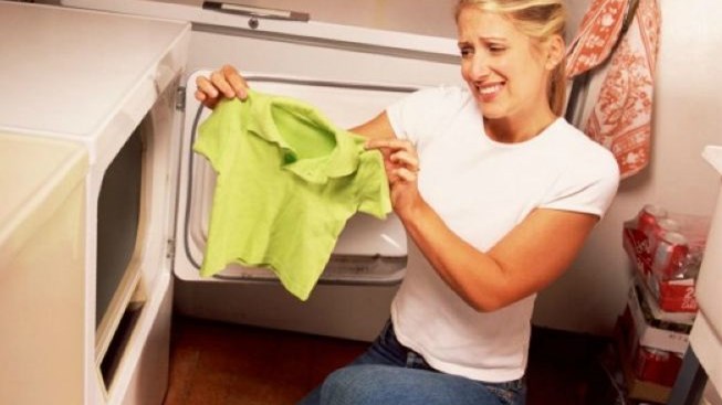 Δείτε το κόλπο που θα σας βοηθήσει να επαναφέρετε τα ρούχα που… μπήκαν – ΒΙΝΤΕΟ