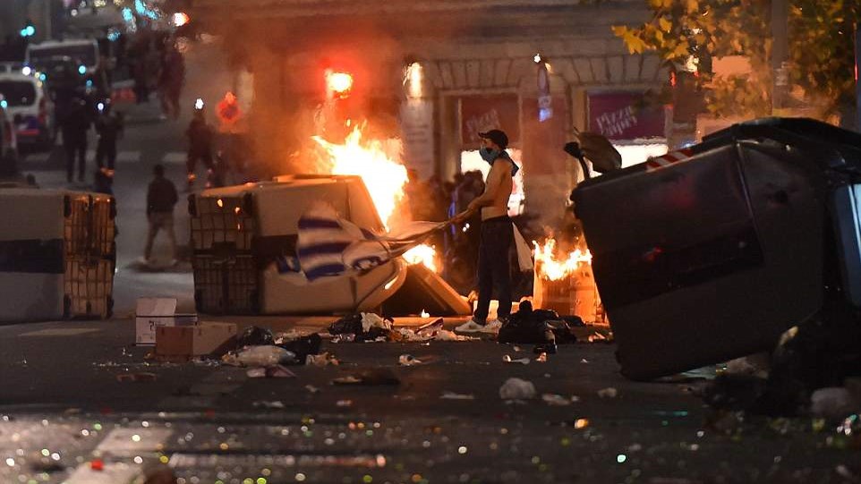 «Έκαψαν» τη Μασσαλία- Ξέσπασαν οι οπαδοί μετά το χαμένο τελικό- ΦΩΤΟ- ΒΙΝΤΕΟ
