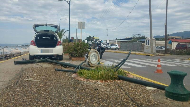 Αυτοκίνητο εκτός ελέγχου, δεν άφησε τίποτα όρθιο- ΦΩΤΟ