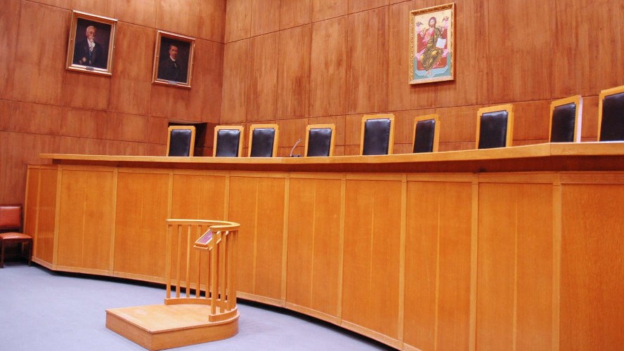 Πανικός σε αίθουσα δικαστηρίου στο Γύθειο – Άρπαξε το όπλο αστυνομικού και σημάδεψε τον γιο γνωστής σεφ