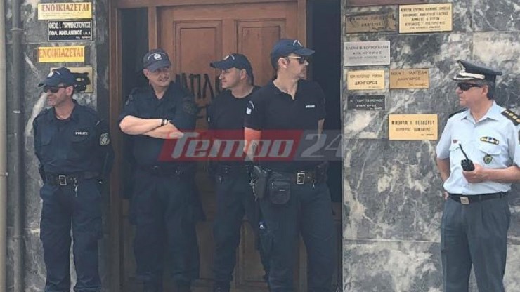 Επίθεση νεαρών με μπογιές σε συμβολαιογραφείο στην Πάτρα – Με χειροβομβίδες κρότου λάμψης απάντησαν τα ΜΑΤ – ΦΩΤΟ – ΒΙΝΤΕΟ