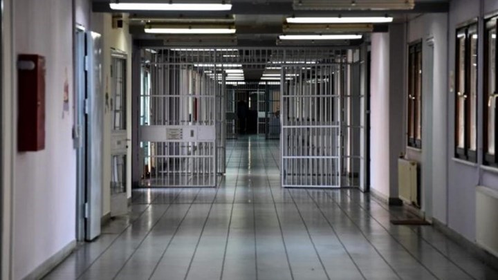 Κινηματογραφική απόδραση για τρεις κρατουμένους – Πριόνισαν κάγκελα και κατέβηκαν με σεντόνι από τα κελιά τους