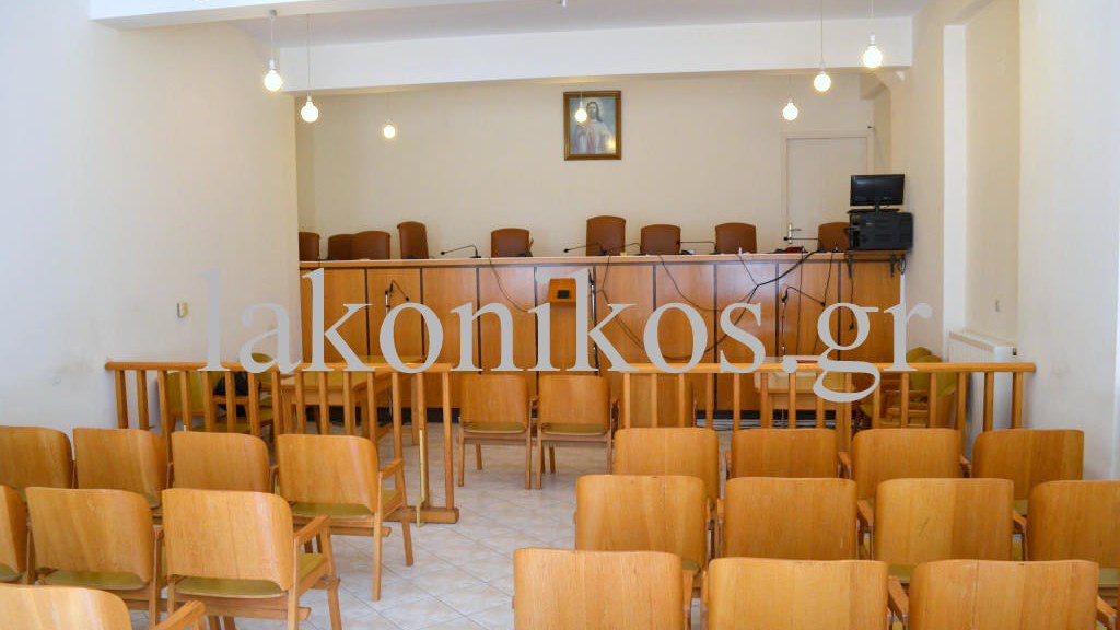 Αλβανός κόλλησε το όπλο στο κεφάλι της αστυνομικού μέσα στο δικαστήριο του Γυθείου – Σώθηκε γιατί το περίστροφο έπαθε εμπλοκή – ΒΙΝΤΕΟ