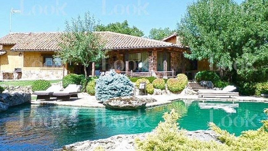 Τα “μαζεύουν” τώρα “η κυρία και ο κύριος Podemos” έπειτα από τον σάλο για την αγορά της πανάκριβης βίλας