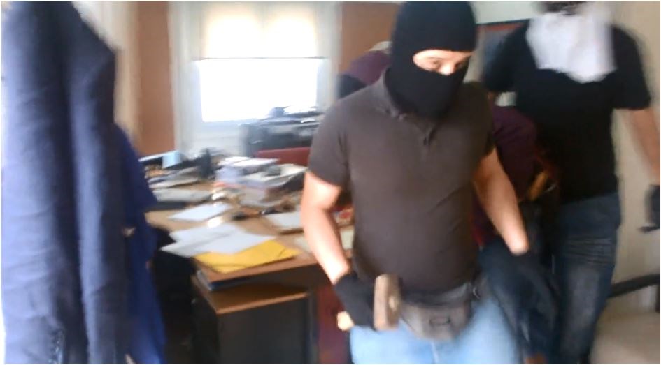 ΒΙΝΤΕΟ από την επίθεση μελών του Ρουβίκωνα σε συμβολαιογραφείο – Έσπασαν με βαριοπούλες ό,τι βρήκαν μπροστά τους