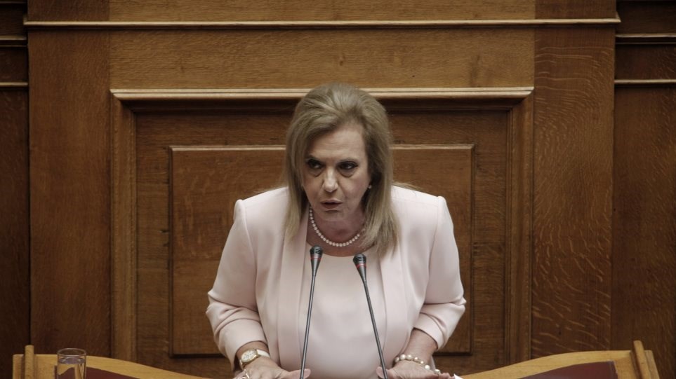 Χαμός στη Βουλή: Η Μεγαλοοικονόμου επιτέθηκε σε δημοσιογράφο που δήλωνε συνεργάτης της – Του έφερε το κινητό στο κεφάλι