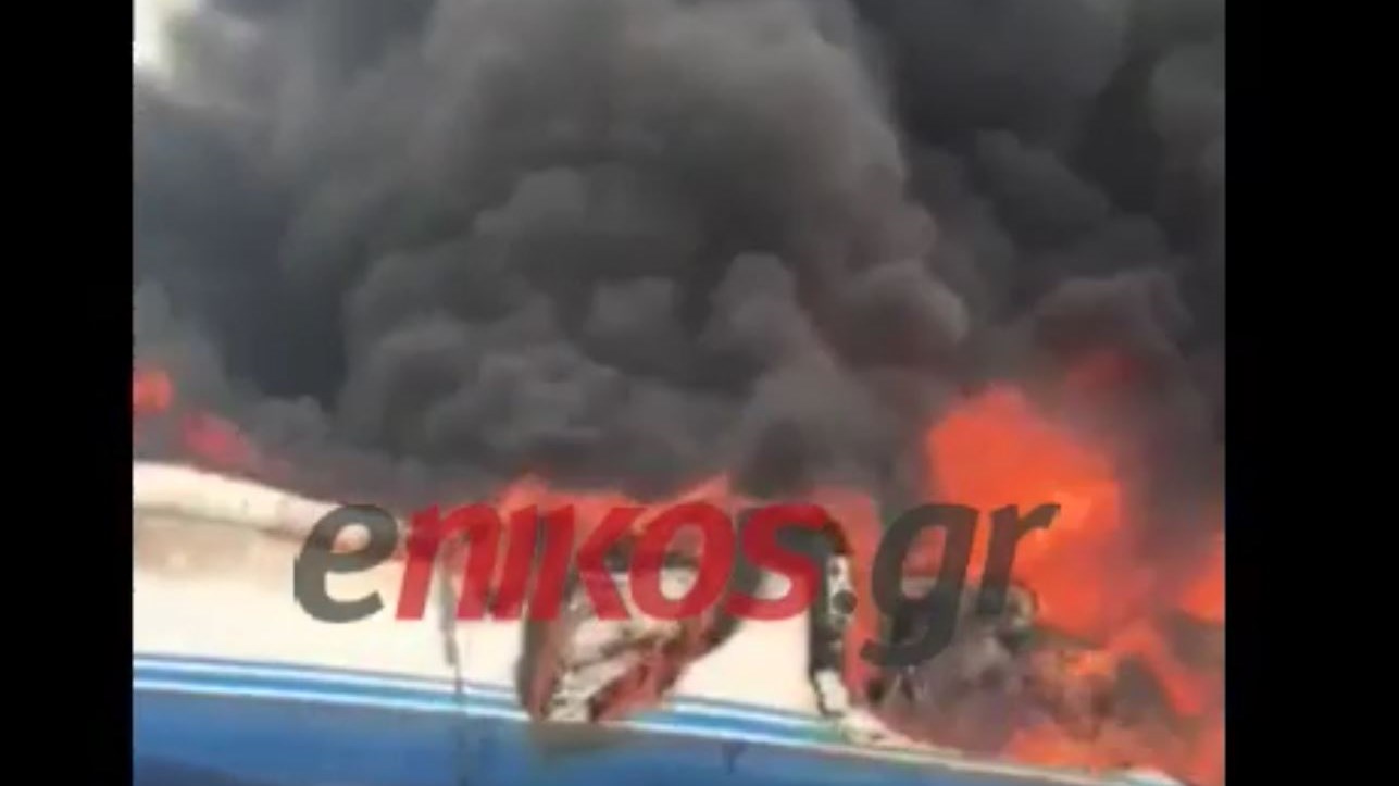 Ντοκουμέντο από το φλεγόμενο καταμαράν στο Πόρτο Ράφτη – ΒΙΝΤΕΟ αναγνώστη