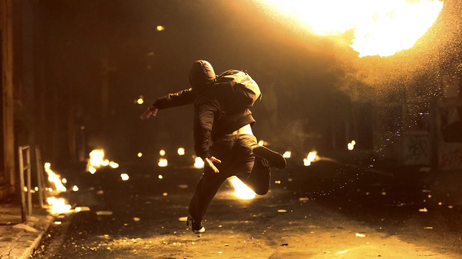 Νύχτα επεισοδίων έξω από το Πολυτεχνείο