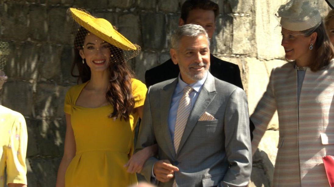 Διάσημα ζευγάρια καταφθάνουν στον γάμο της χρονιάς- Οι ενδυματολογικές τους επιλογές- ΒΙΝΤΕΟ