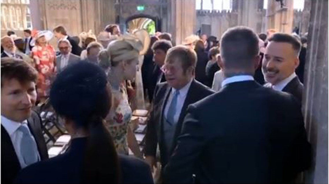 Ο αγαπημένος της Νταϊάνα, Έλτον Τζον, έφτασε στον γάμο του Χάρι- ΒΙΝΤΕΟ