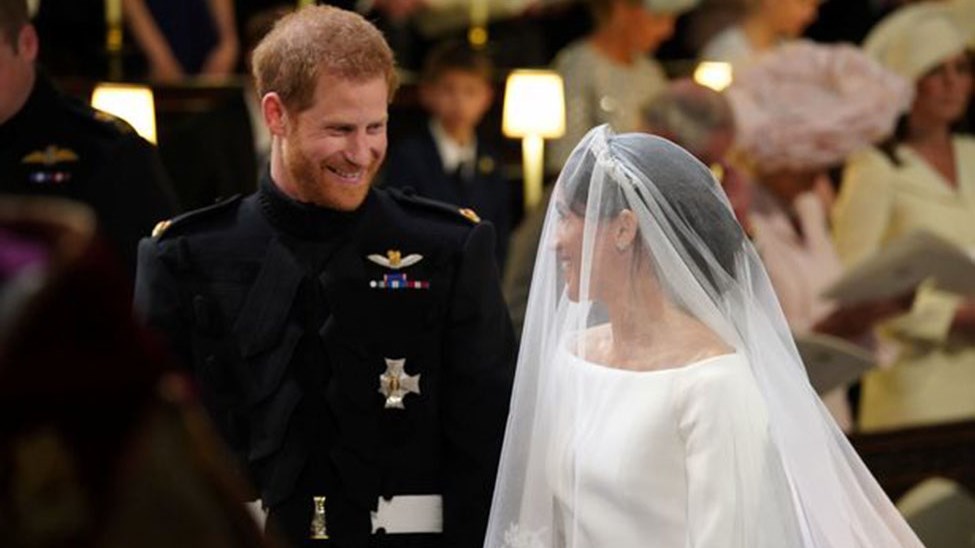 Δείτε την είσοδο της νύφης στην εκκλησία, τον πρίγκιπα Κάρολο που την συνόδευσε και τα πρώτα δευτερόλεπτα αμηχανίας του ζευγαριού- ΒΙΝΤΕΟ