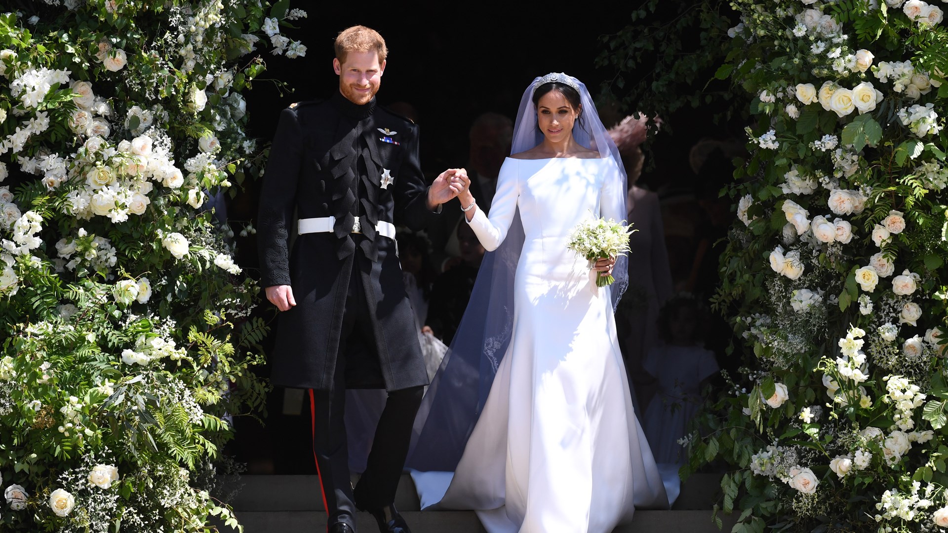 Το μεταξωτό νυφικό Givenchy της Μέγκαν που έγινε fashion icon – Η ουρά, το πέπλο και τα κεντημένα λουλούδια – ΦΩΤΟ – ΒΙΝΤΕΟ