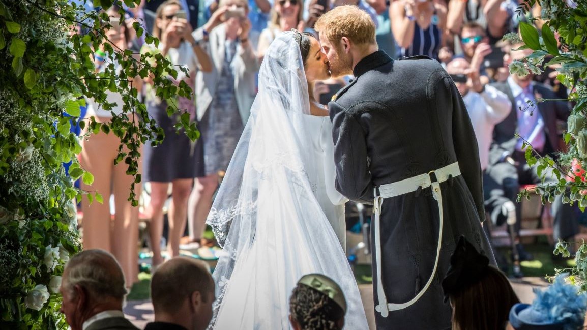Φόρεσαν “τα καλά τους” για να παρακολουθήσουν από την τηλεόραση τον πριγκιπικό γάμο