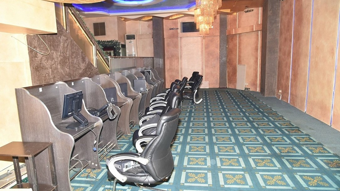 Λουκέτο από την αστυνομία σε “ναό” του παράνομου τζόγου στην Αττική – Τέσσερις συλλήψεις