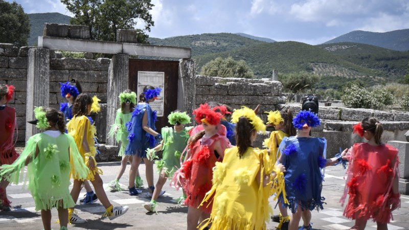 Εντυπωσιακές «Όρνιθες» του Αριστοφάνη στην Αρχαία Μεσσήνη από μικρούς μαθητές- ΦΩΤΟ