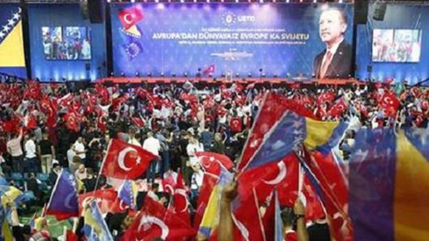 Ο Ερντογάν στο Σαράγεβο – Μίλησε σε ένα κατάμεστο στάδιο και ζήτησε οι Τούρκοι να δείξουν τη δύναμή τους στην Ευρώπη – ΦΩΤΟ