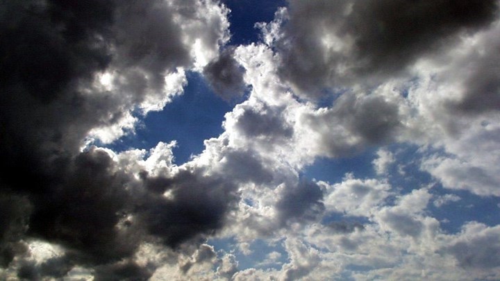 «Φθινοπωρινό» το σκηνικό του καιρού- Καταιγίδες, συννεφιά και πτώση της θερμοκρασίας