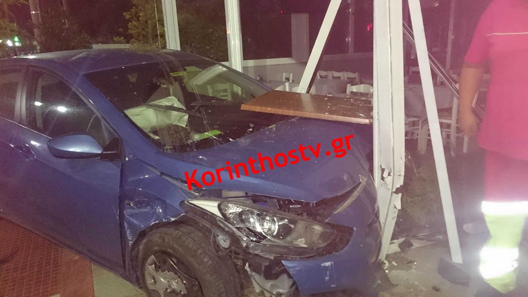 Μεθυσμένος οδηγός έσπειρε τον πανικό – Μπούκαρε με το αυτοκίνητο του σε ταβέρνα και δεν άφησε τίποτα όρθιο- ΦΩΤΟ