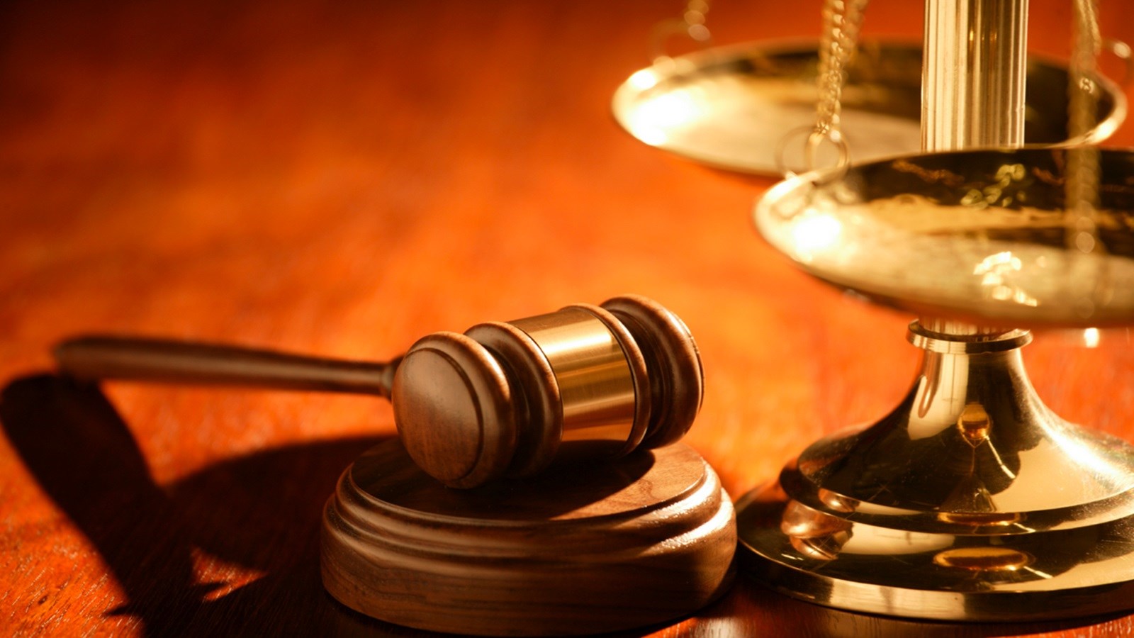 Έκθεση-φωτιά καίει 6 δικαστικούς