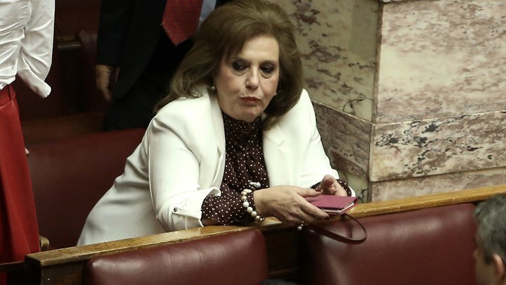 Την παραπομπή της Μεγαλοοικονόμου στην Επιτροπή Δεοντολογίας ζητά ο δημοσιογράφος που του έφερε το κινητό στο κεφάλι