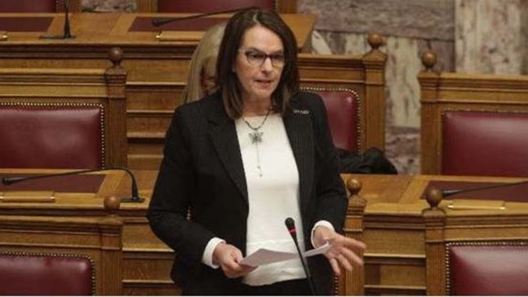 Παπανάτσιου: Ανοιχτό το ενδεχόμενο να καταργηθεί ο φόρος στο κρασί