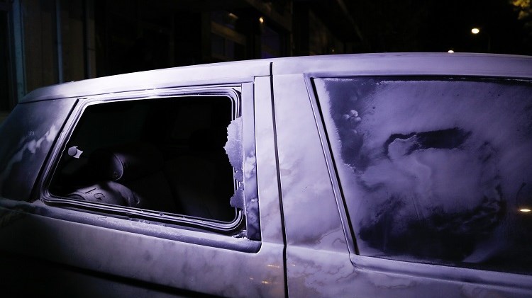 Πέταξαν μολότοφ σε αυτοκίνητο για τα μάτια μιας γυναίκας – ΒΙΝΤΕΟ