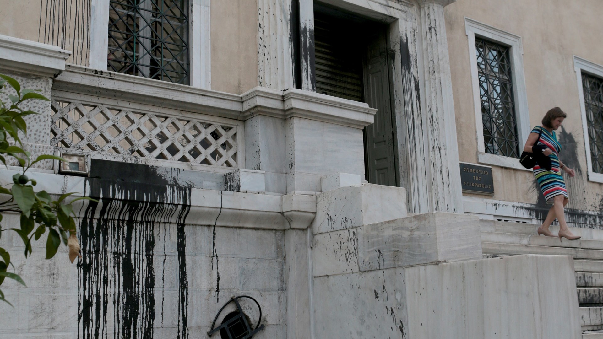 Δικαστές ΣτΕ: Oταν υποχωρούν οι θεσμοί της Δημοκρατίας, το κενό καλύπτει η ωμή βία