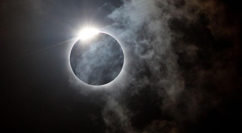 Δέος – Επιστήμονες εξερευνούν στη σκοτεινή πλευρά της Σελήνης πώς αναδύθηκε η κοσμική αυγή