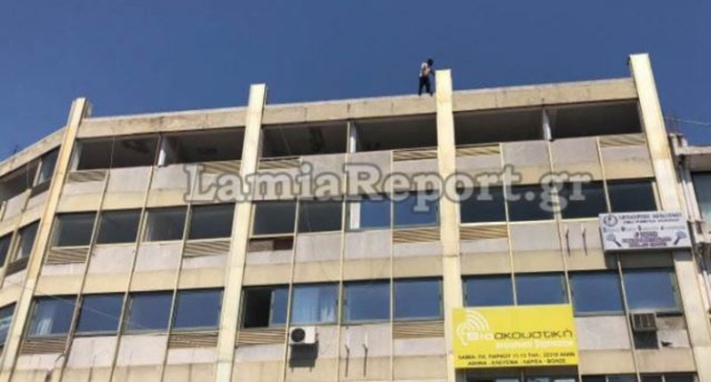 ΒΙΝΤΕΟ ντοκουμέντο: Η στιγμή που αστυνομικός αποτρέπει την αυτοκτονία πολύτεκνου πατέρα στη Λαμία – ΦΩΤΟ